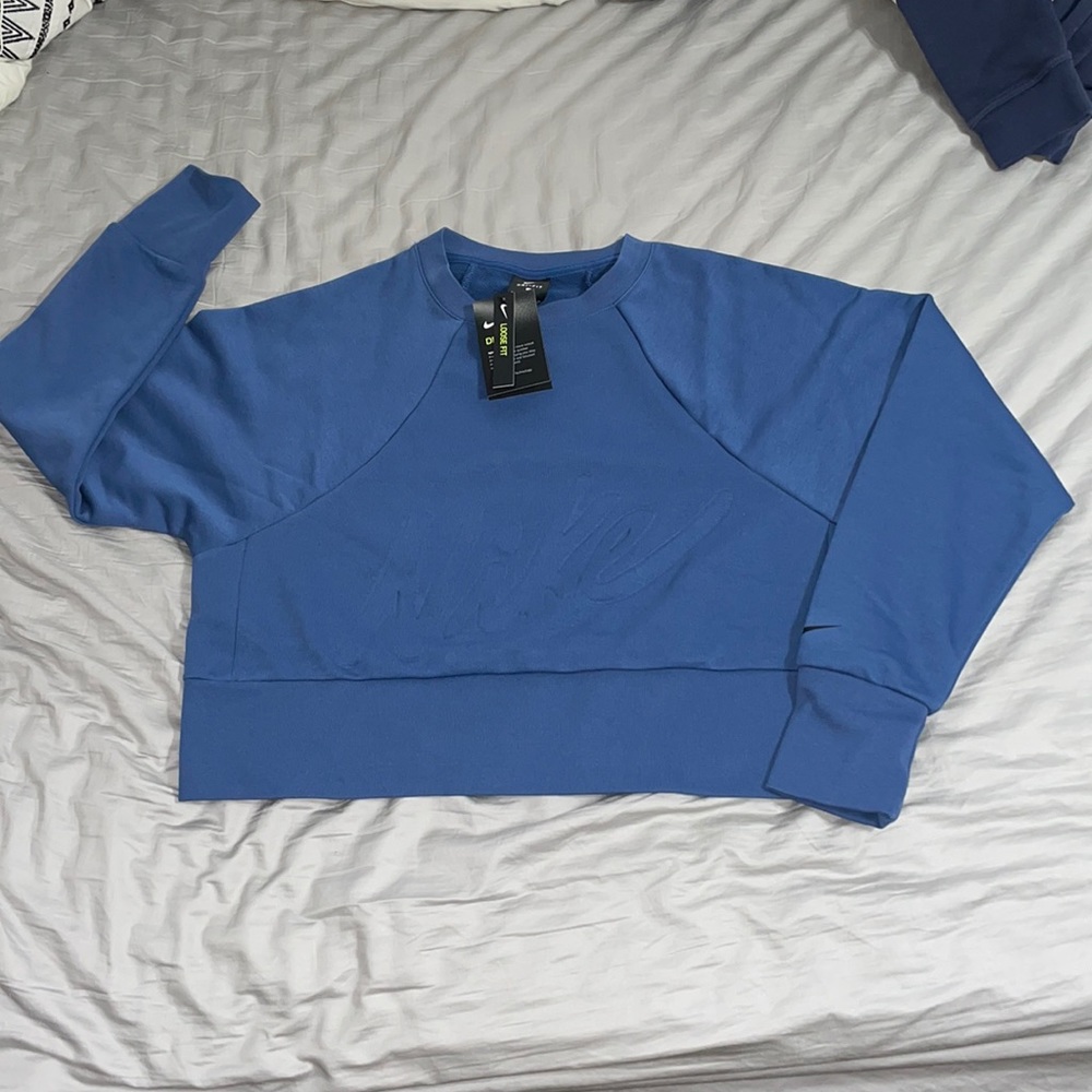 NWT Nike Embossed Cropped Crew Sweatshirt